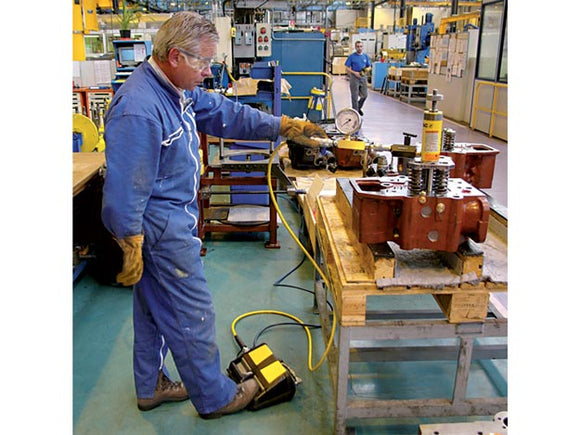 XA12, Air Driven Hydraulic Pump, 3/3 Valve, 122 in3 Usable Oil, For use with single acting Cylinder or Tool